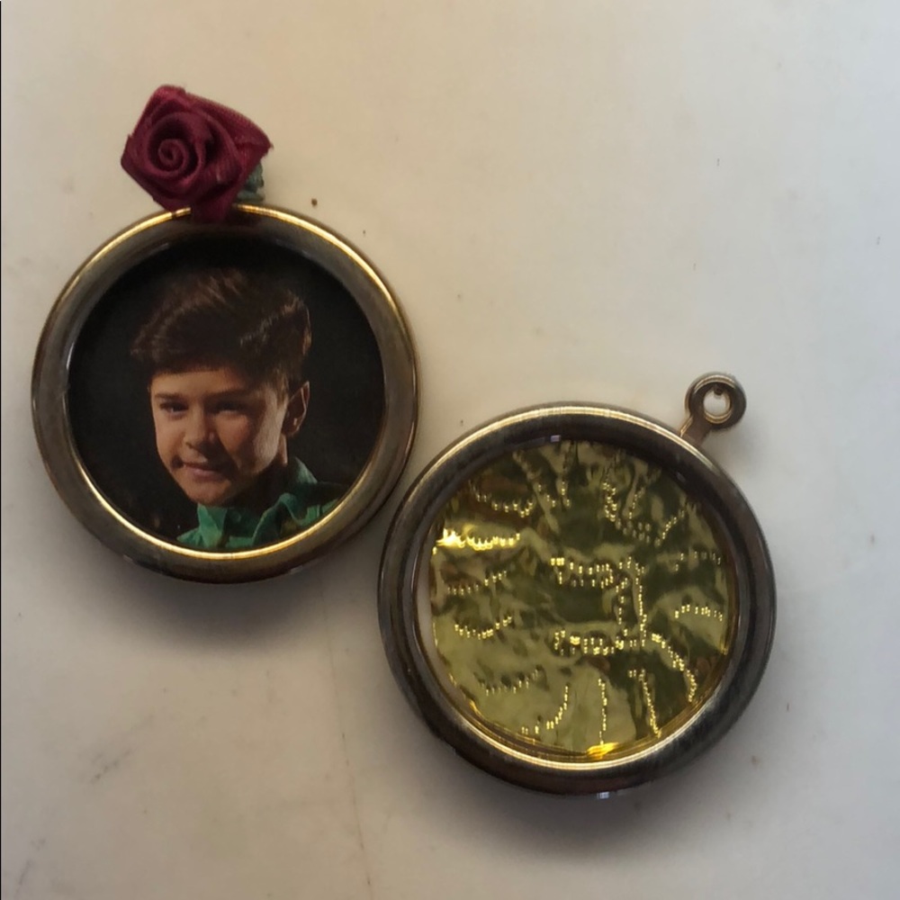 small gold tone frames - Picture 2 of 5